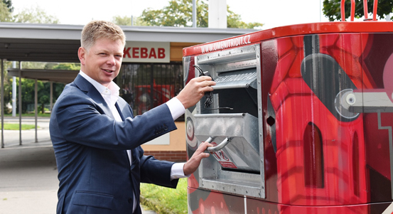 Na Doubravce stojí nově červený kontejner na elektroodpad vyzdobený graffiti