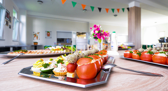 Plzeň přispěje na obědy dětem z rodin, které se ocitly ve hmotné nouzi