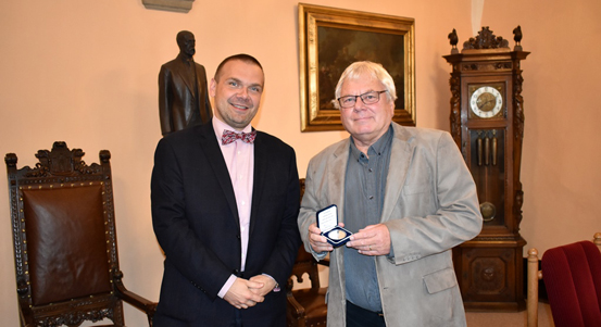 Sbormistr Zdeněk Vimr obdržel medaili za uměleckou činnost