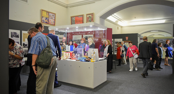 Výstava v Západočeském muzeu připomíná 30. výročí sametové revoluce