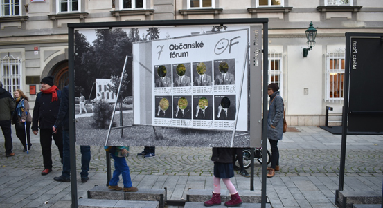 Boj za vítězství nad lží a nenávistí přibližuje nová venkovní výstava