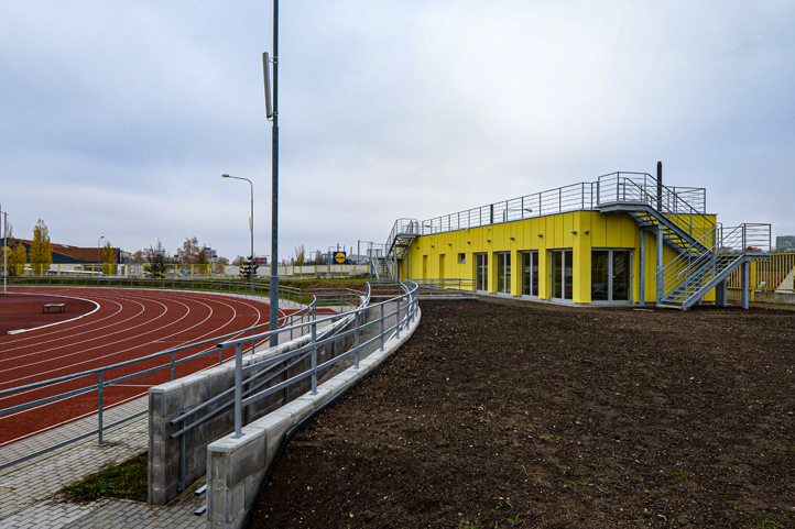 Nový jednopodlažní objekt se střešní terasou (fotografie: M. Pecuch)