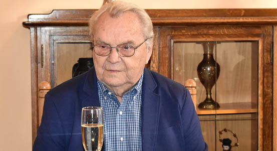 Házenkářská legenda Karel Čermák obdržel pamětní medaili města Plzně