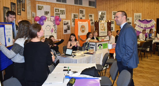 Studenti ze čtrnácti škol soutěží o nejlepší fiktivní firmu