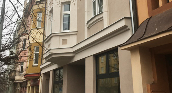 Městský dům na Klatovské třídě má novou fasádu i okna a výlohy