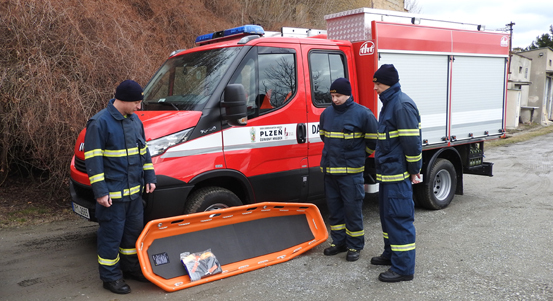Město předalo dobrovolným hasičům vysavače a nosítka