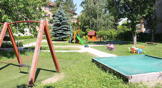 Plzeň poskytne obvodům peníze na vybavení zahrad mateřských škol