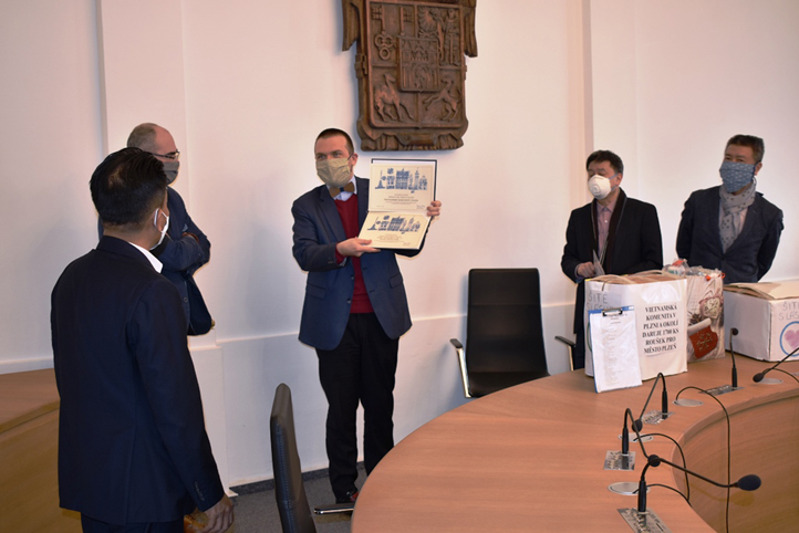 Přijetí daru (fotografie: E. Barborková)