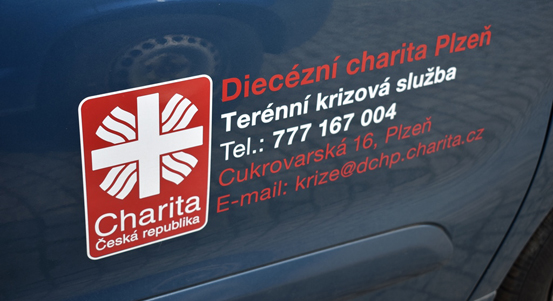 Charita pomáhá i cizincům, biskupství zřídilo linku pro duchovní rozhovor