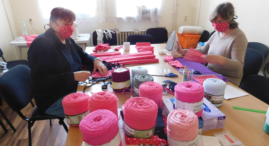 Český červený kříž pomáhá městům a obcím, sehnali již přes 3500 roušek