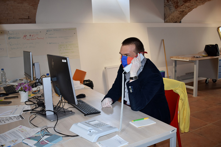 Primátor Baxa vyřizuje jeden z hovorů (foto: A. Jarošová)