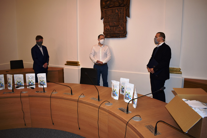 Předání roušek na plzeňské radnici (fotografie: E. Barborková)
