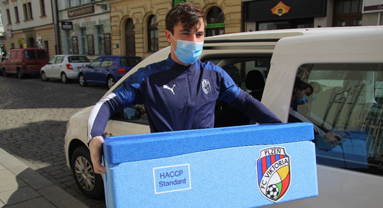 Hráči Viktorky vozí obědy městským policistům