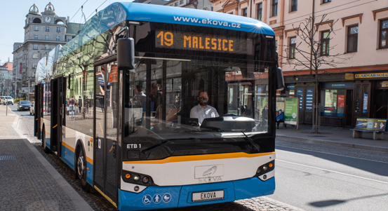 Na testovací trolejbusovou linku do Malesic vyjel zapůjčený trolejbus