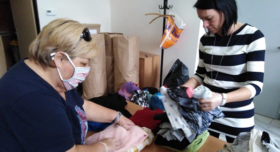 Úředníci magistrátu provětrali šatníky, do sbírky dali přes 60 velkých pytlů oblečení a obuvi