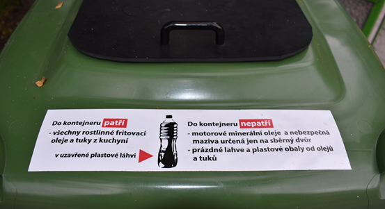 Nádoby na použité kuchyňské tuky jsou v plzeňských ulicích