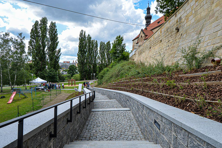 Nové schodiště z Mikulášské ul. k Radbuze (fotografie: M. Pecuch)