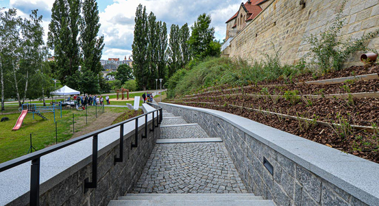 K Radbuze vede z Mikulášské ulice nové bezpečné a pohodlné schodiště