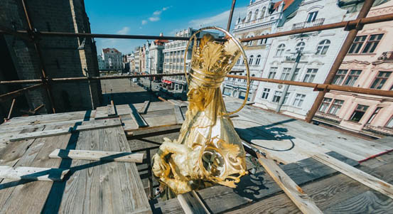 Madona na mariánském sloupu je nově pozlacená, opravy památky pokračují