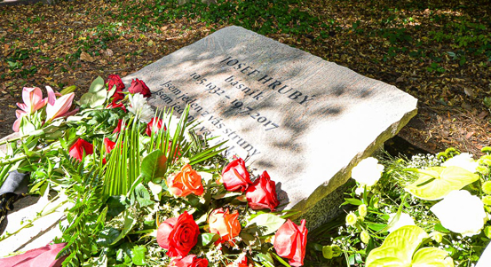 Ostatky básníka Josefa Hrubého byly uloženy do čestného hrobu města Plzně