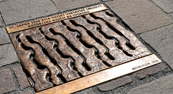 Pamětní deska připomíná události 21. srpna 1968 v Plzni