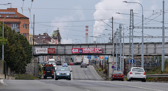 Vozovka v ulici U Trati se dočká oprav. Část ulice bude do 1. listopadu uzavřena