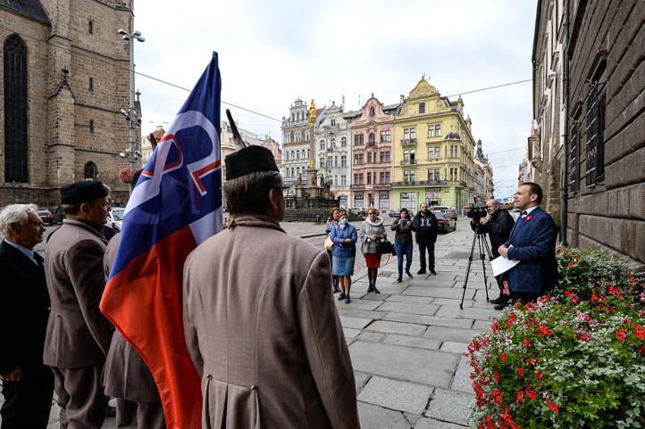 Plzeňská radnice vyvěsila sokolskou vlajku (fotografie: M. Pecuch)