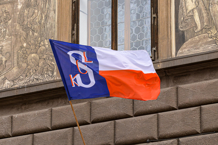 Plzeňská radnice vyvěsila sokolskou vlajku (fotografie: M. Pecuch)
