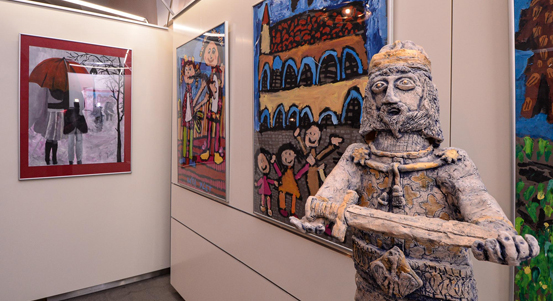 „Divné jaro“ očima dětí: Plzeň přivítala Stonožku a dětská výtvarná díla