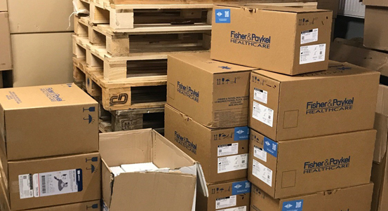 Plzeňský kraj předává respirátory a kyslíkové přístroje do nemocnic