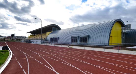 Atletický stadion ve Skvrňanech má novou rozcvičovnu