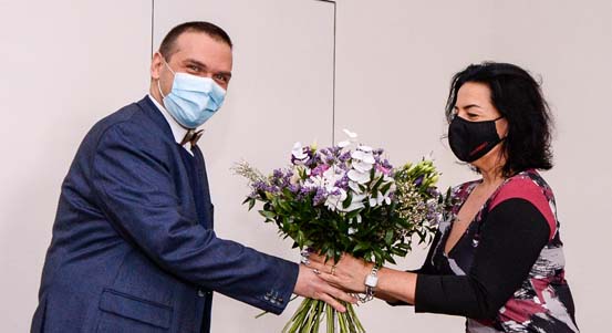 Primátor Martin Baxa poděkoval Aleně Hynkové, vedoucí magistrátního odboru sociálních služeb