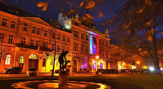 České barvy rozsvítí známá plzeňská místa, město si připomene události 17. listopadu