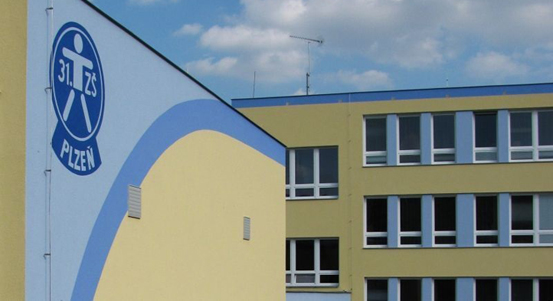 Dvě plzeňské školy pokračují v péči o děti lékařů, záchranářů zdravotníků, hasičů či policistů