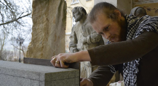 V ateliéru na Zámečku vzniká pomník na pařížský hrob malíře Josefa Šímy
