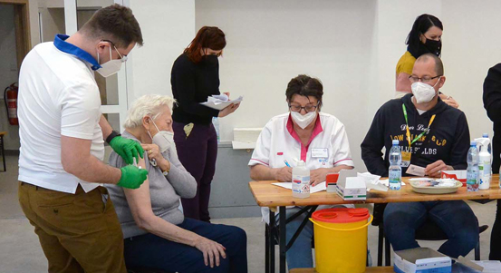 Celkem 180 klientů domovů s pečovatelskou službou v Plzni obdrželo první dávku vakcíny proti koronaviru