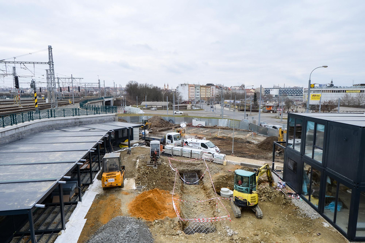 Stavba v prostoru postranního vstupu na Hlavní nádraží Plzeň (foto: M. Pecuch)