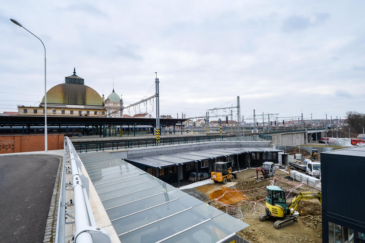 Stavba v prostoru postranního vstupu na Hlavní nádraží Plzeň (foto: M. Pecuch)