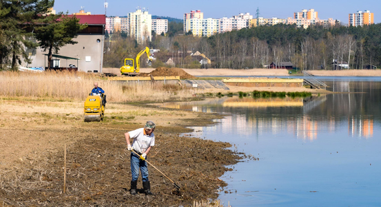 Rákos a orobinec mizí z břehů i dna Velkého boleveckého rybníka