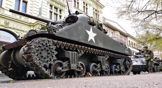 Tank Sherman zaparkoval před Besedou, stíhačka Spitfire na náměstí Republiky
