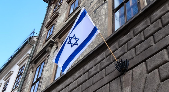 Plzeň vyjádřila solidaritu s Izraelem, na radnici visí vlajka