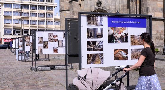 Otevření katedrály zahájila vernisáž výstavy o její historii i současnosti
