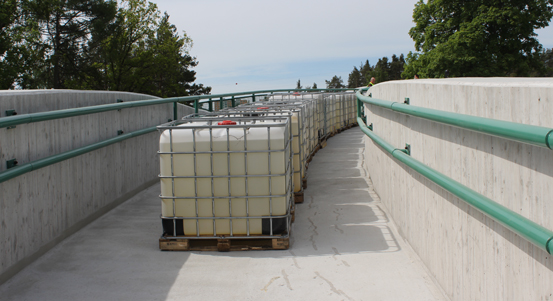 Nová betonová lávka u Kamenného rybníka v Plzni prošla zátěžovou zkouškou. Otevře se 21. června