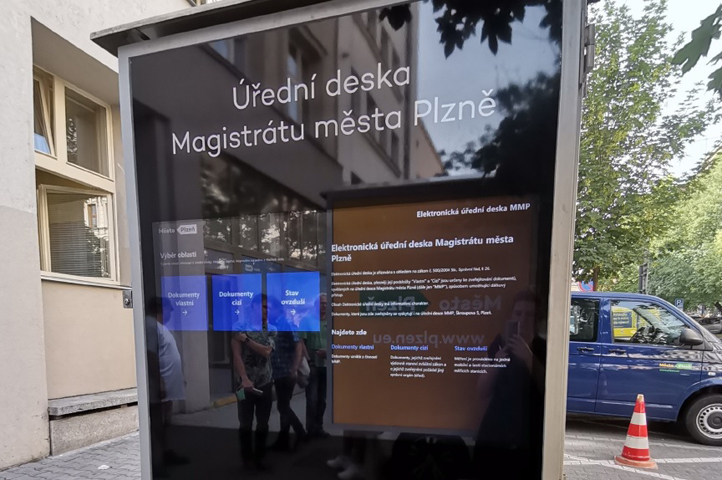 Nová elektronická úřední deska před budovou ve Škroupově 5