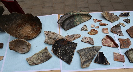 V centru Plzně našli archeologové středověkou studnu