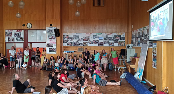 Začít spolu se vypravilo do Plzně. Na letní kurz přijelo na dvě stě pedagogů z celé republiky