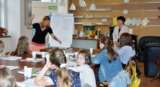Město Plzeň připravilo pro děti cizinců intenzivní kurz češtiny, osvědčení o absolvování jim předala náměstkyně Eliška Bartáková