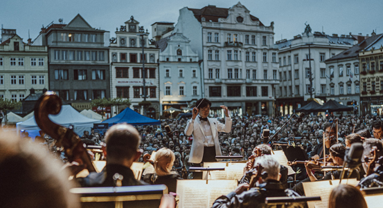 Zaplněným náměstím Republiky zněly hollywoodské melodie