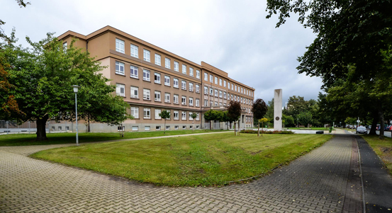 Plzeňská 20. základní škola získala novou nástavbu s odbornými učebnami a zelenou střechou