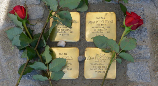 V Plzni připomíná oběti holocaustu 20 nových kamenů zmizelých, takzvaných Stolpersteine